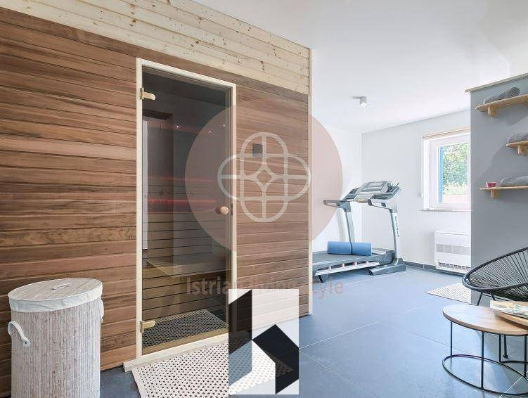 Moderne Sauna mit Holzverkleidung und stimmungsvoller Beleuchtung für pure Entspannung.