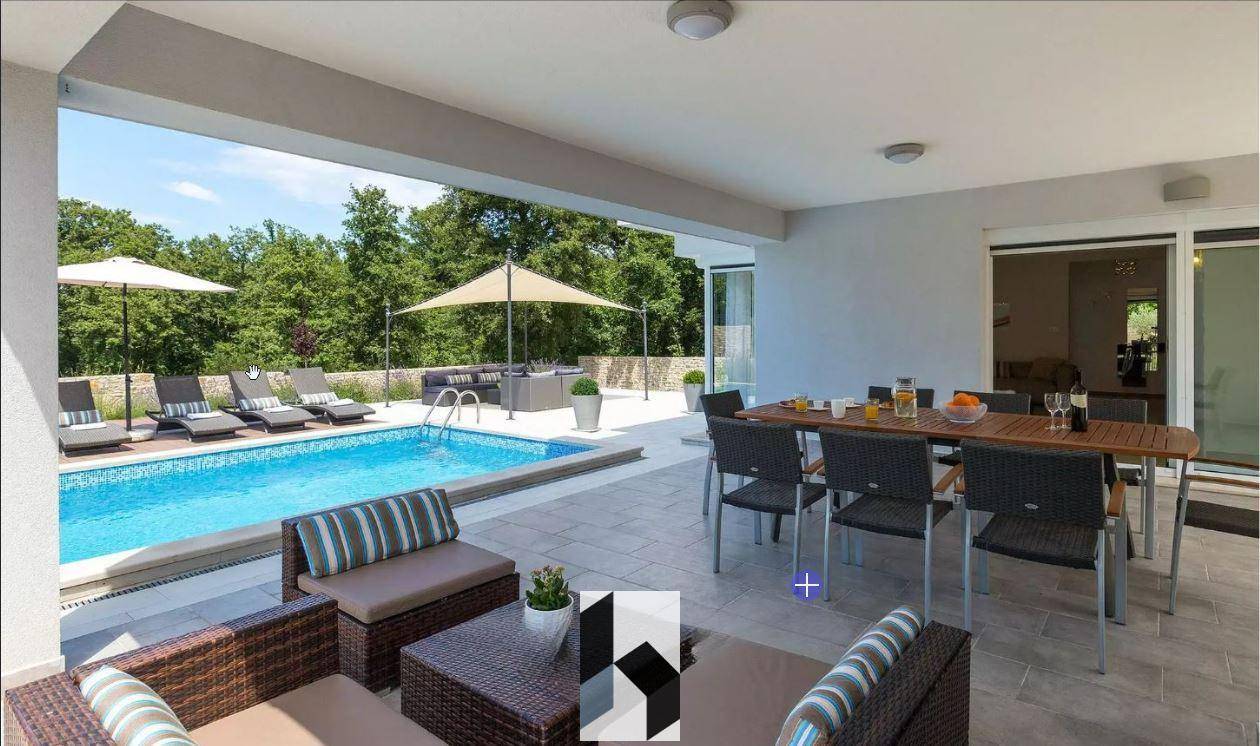 Geräumige Terrasse mit Essbereich, Lounge-Möbeln und direktem Zugang zum Pool.