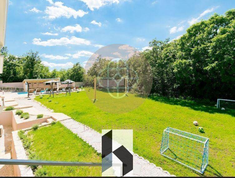 Großer, sonniger Garten mit weitläufiger Rasenfläche, Pool, Spielplatz und verschiedenen Sportmöglichkeiten.