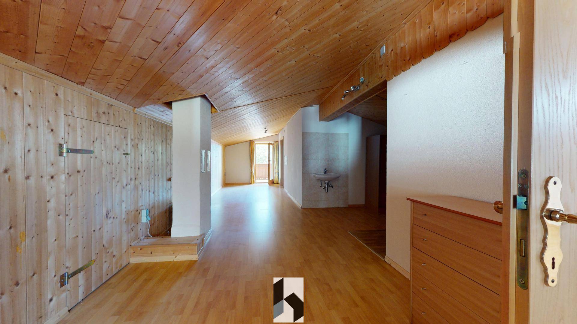 Langer Dachgeschossflur mit Holzverkleidung und Zugang zu weiteren Räumen.