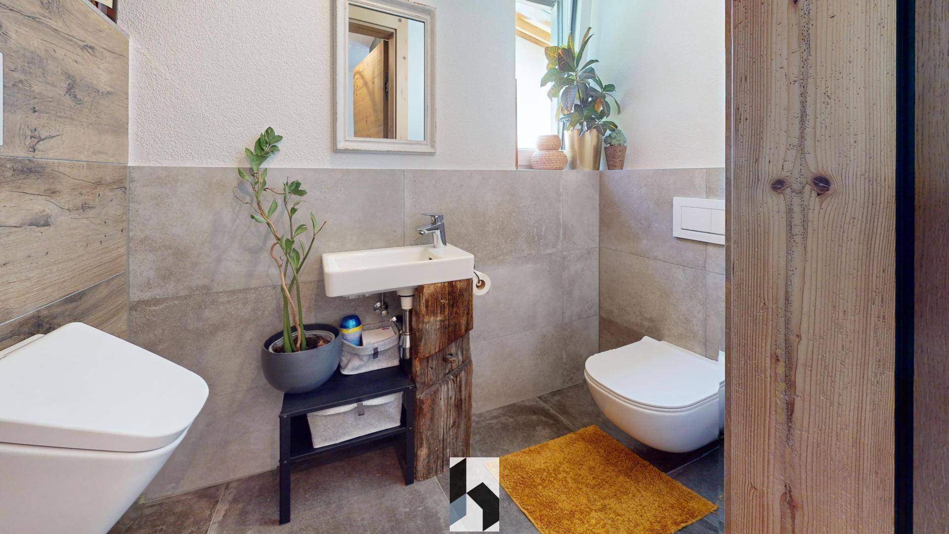 Modernes Gäste-WC mit grauen Fliesen, Holzelementen und wandhängendem WC.