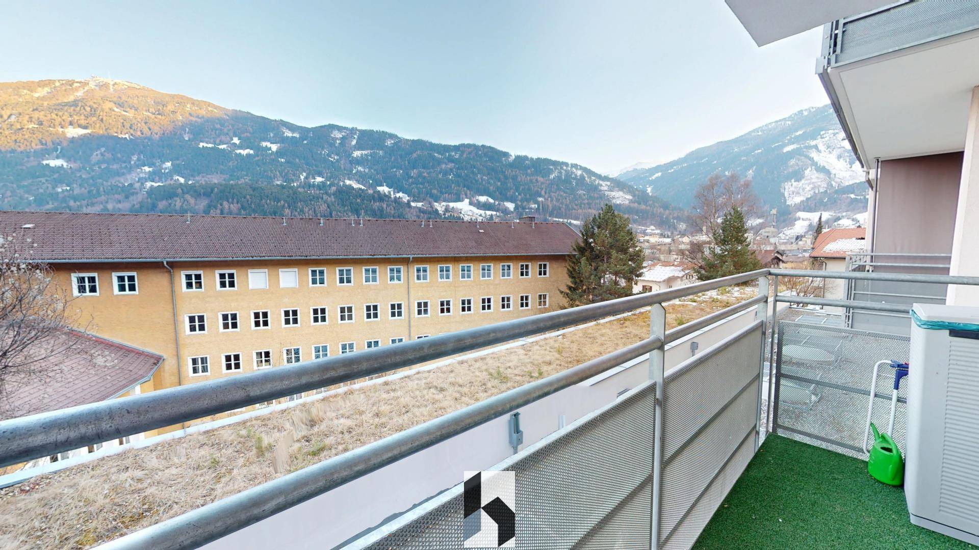 Balkon mit Kunstrasen und weitem, malerischem Blick auf die umliegende Berglandschaft.