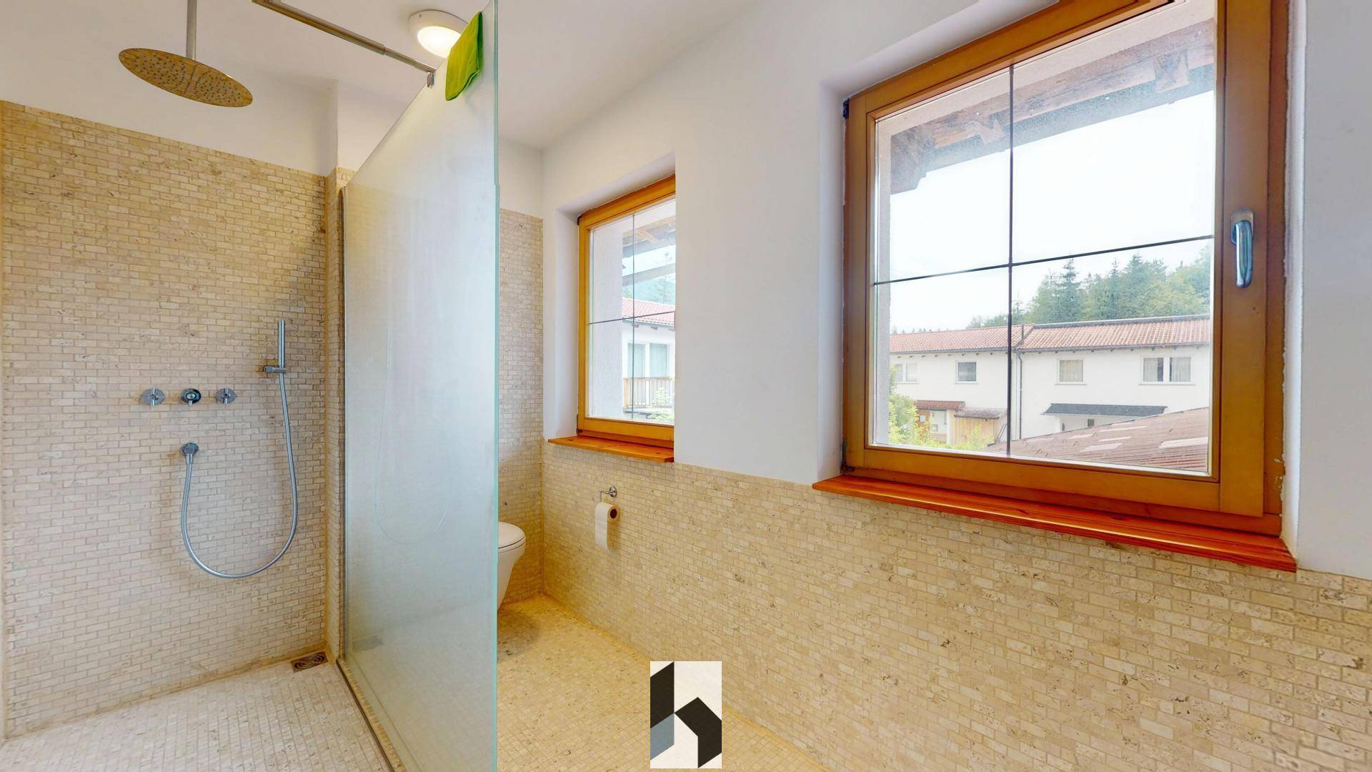 Modernes Badezimmer mit begehbarer Dusche, Mosaikfliesen und zwei Fenstern.
