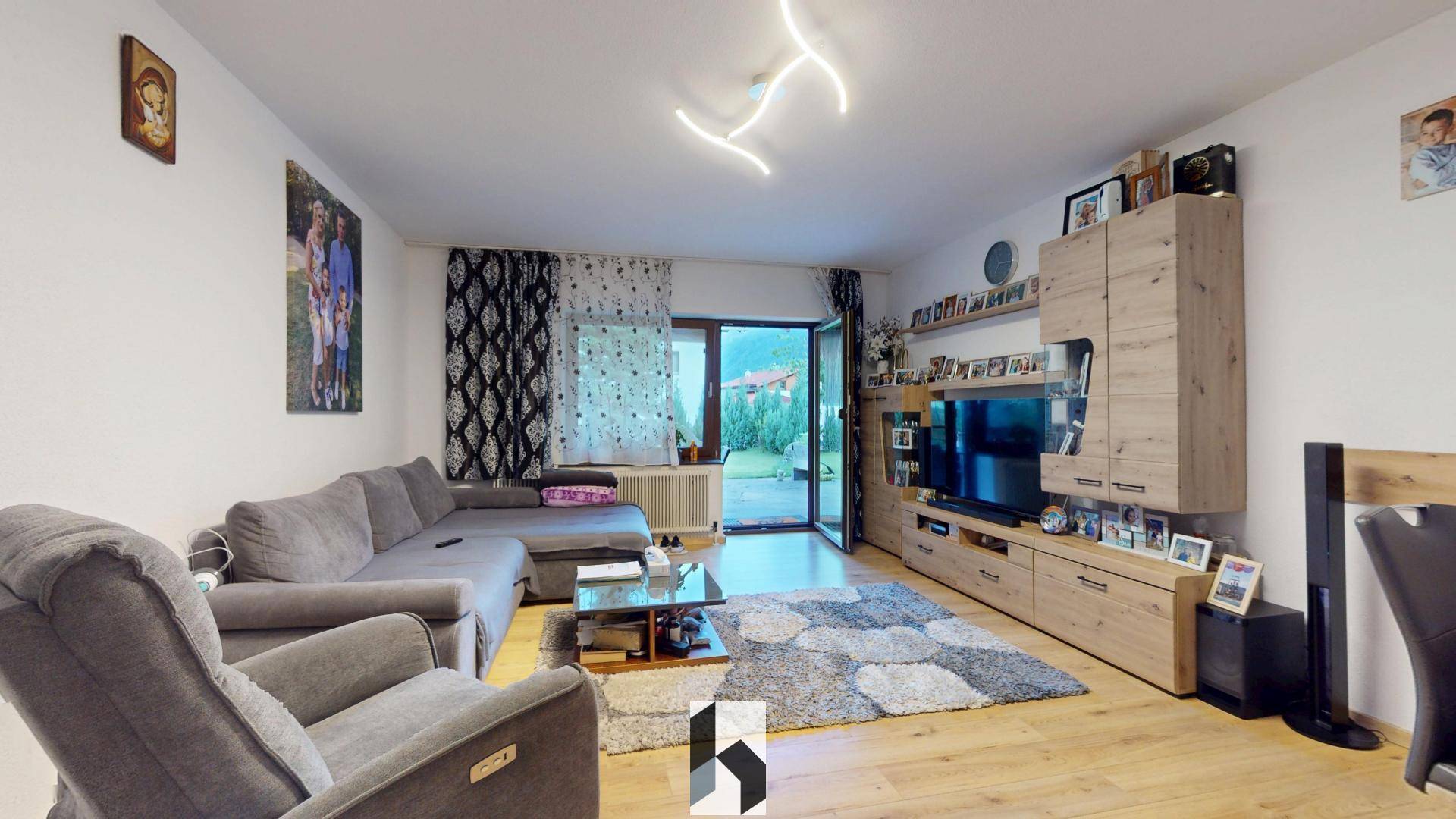 Helles Wohnzimmer mit Holzboden, gemütlicher Sitzecke und direktem Zugang zum Garten.