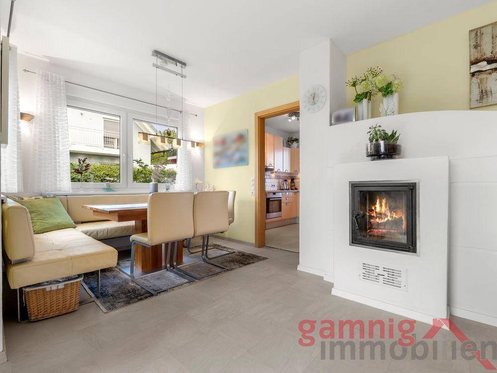 Gemütlicher Essbereich mit Eckbank, Kamin und Blick in den Garten.