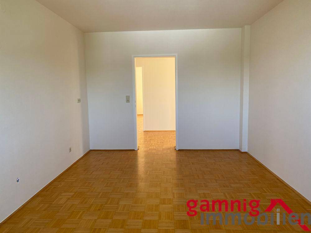 Geräumiges Schlafzimmer mit Parkettboden und hellem Ambiente, ideal für individuelle Gestaltung.
