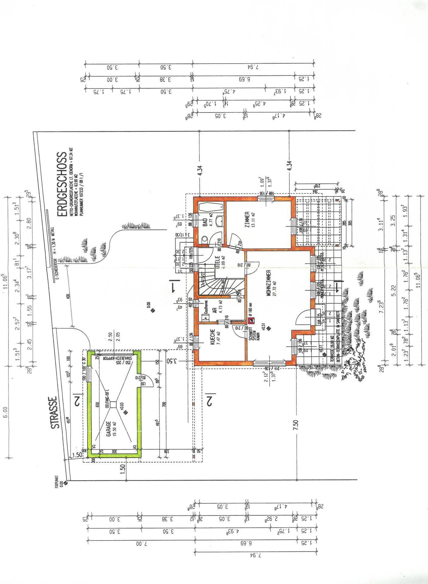 Grundriss des Erdgeschosses mit Wohnzimmer, Küche und Zugang zur Terrasse.