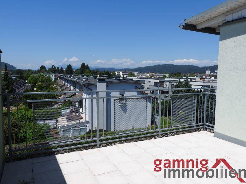 Weitläufige Terrasse mit Panoramablick über die Dächer der Stadt und die umliegende Berglandschaft.