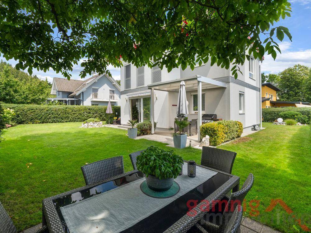 Große Terrasse mit Esstisch und Blick auf den weitläufigen Garten.