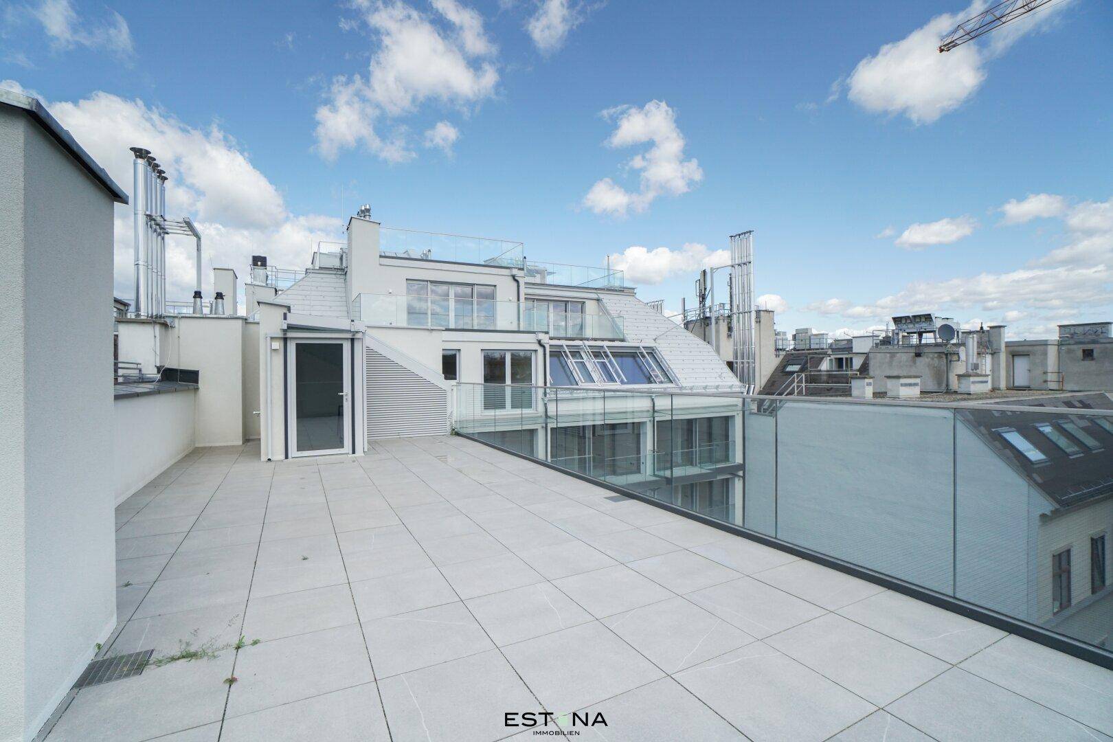 Weitläufige Dachterrasse mit moderner Architektur und Panoramablick.