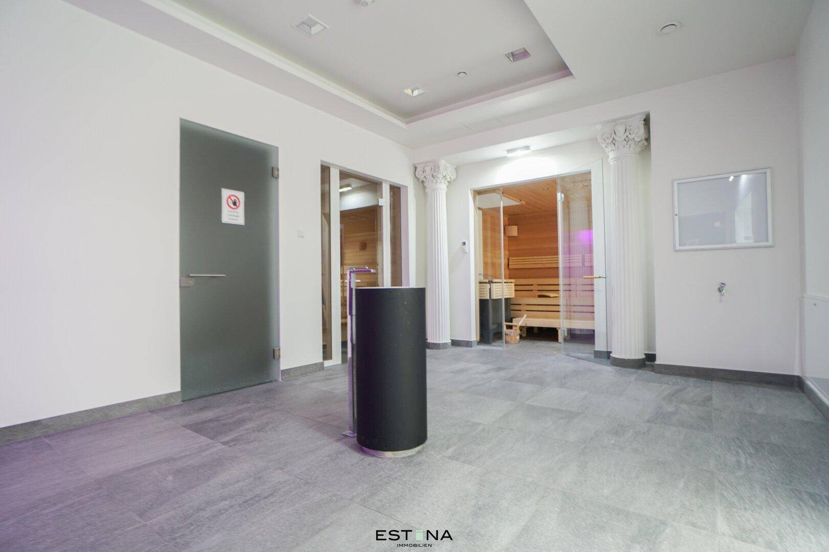 Moderner Wellnessbereich mit Sauna, Dampfbad und Entspannungszone.
