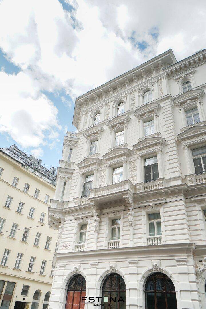 Prachtvolle historische Fassade eines Altbaus mit vielen Details und Balkonen.