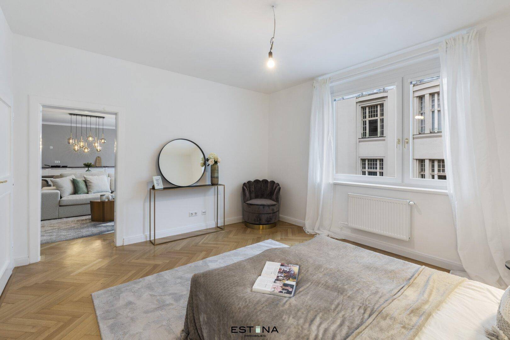 Gemütliches Schlafzimmer mit Blick auf den Wohnbereich und stilvoller Einrichtung.