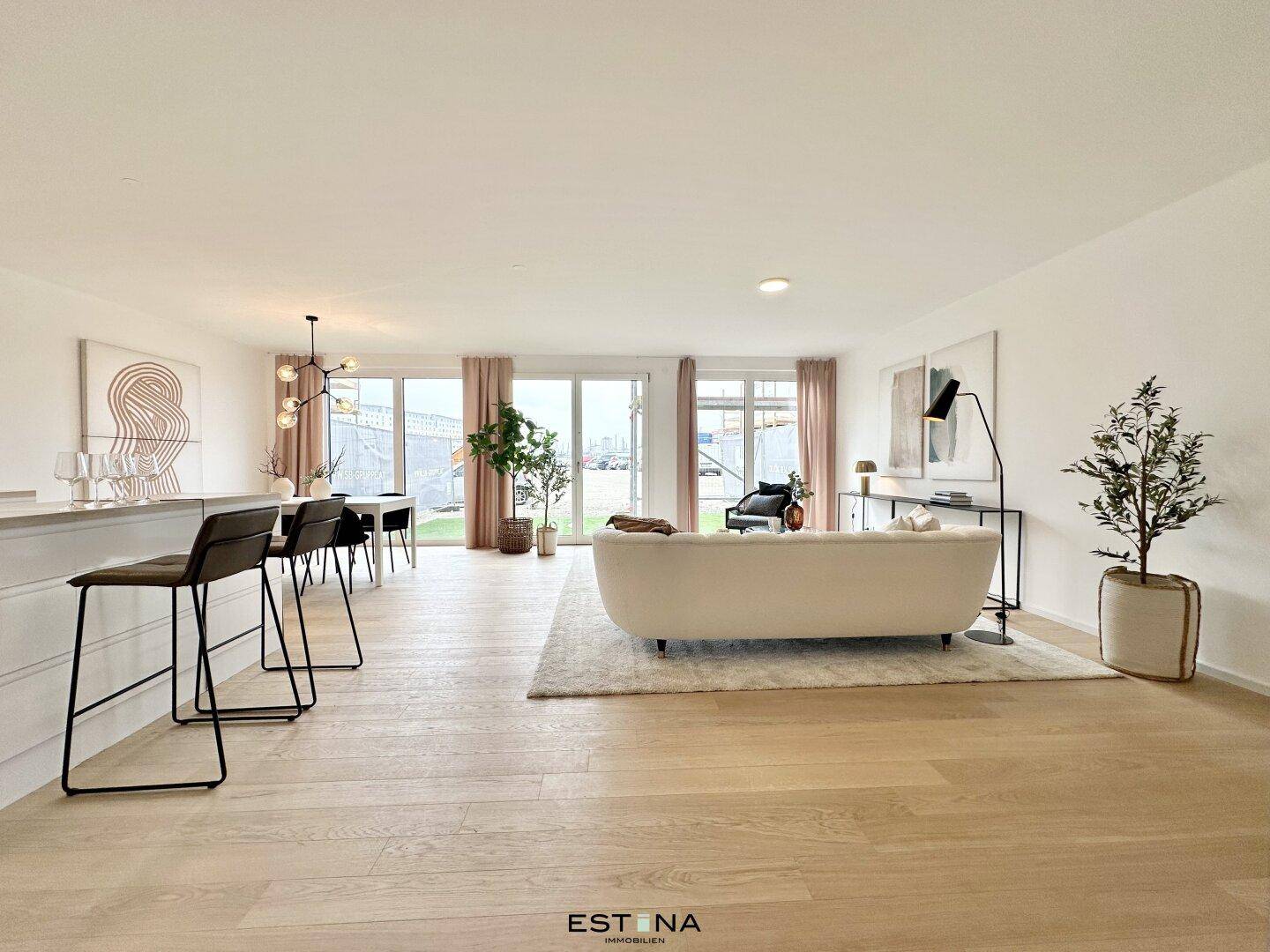 Geräumiger Wohn- und Essbereich mit Zugang zum Garten und viel Tageslicht in einem Neubau.