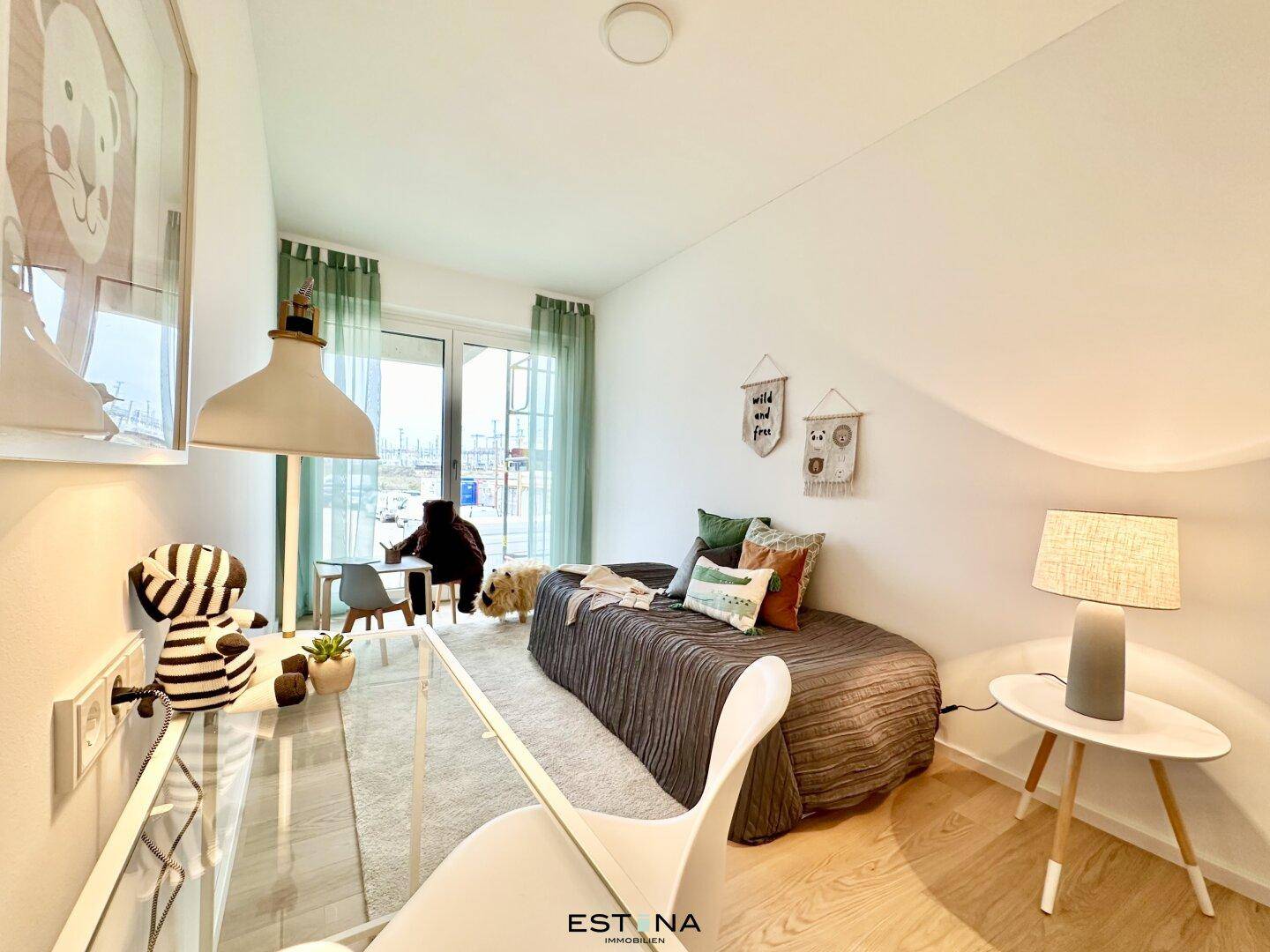 Freundliches Kinderzimmer mit Einzelbett, Holzboden und Zugang zu einem französischen Balkon.