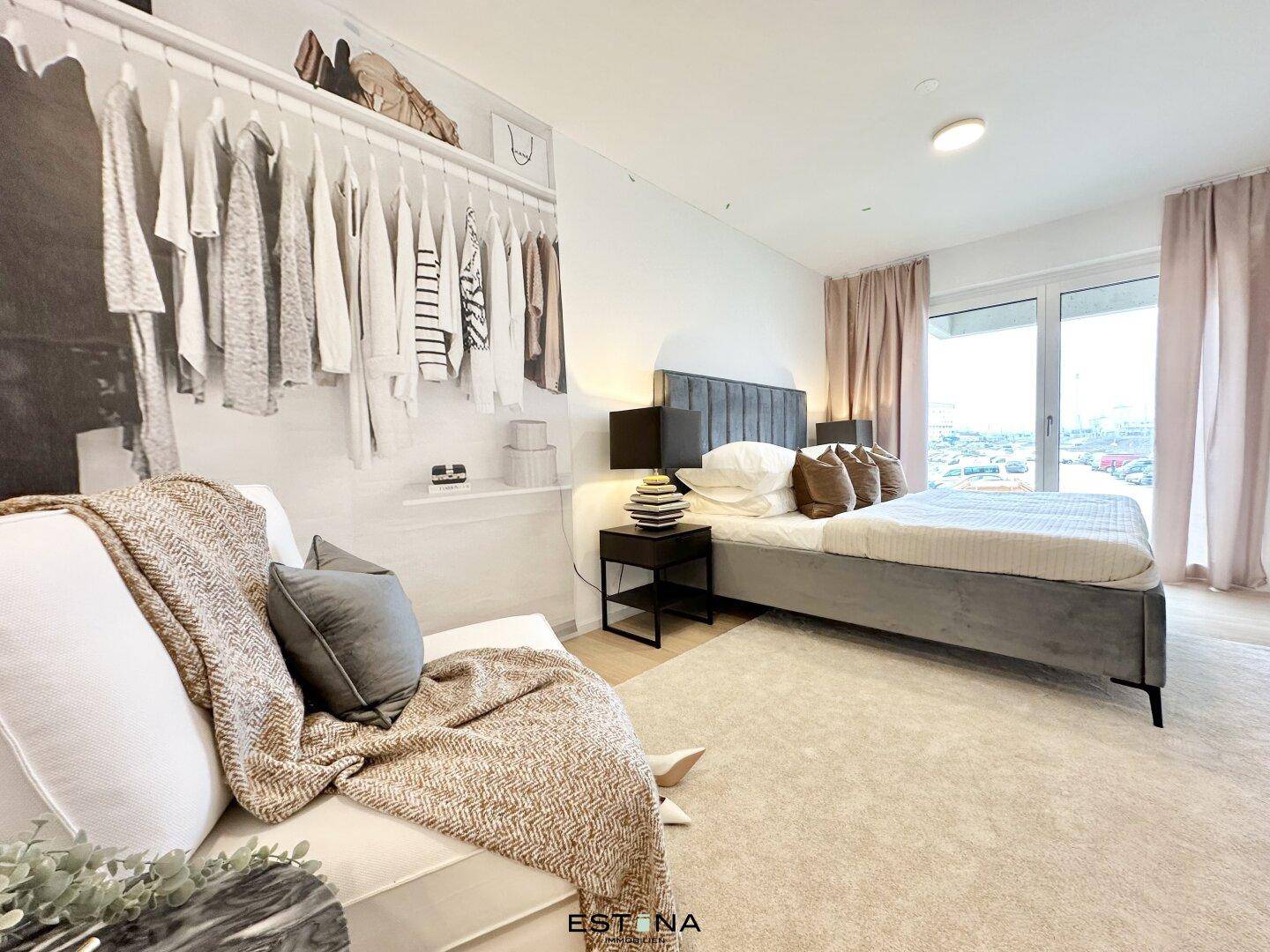 Modernes Schlafzimmer mit großem Bett, Teppichboden und offenem Kleiderbereich in hellem Design.