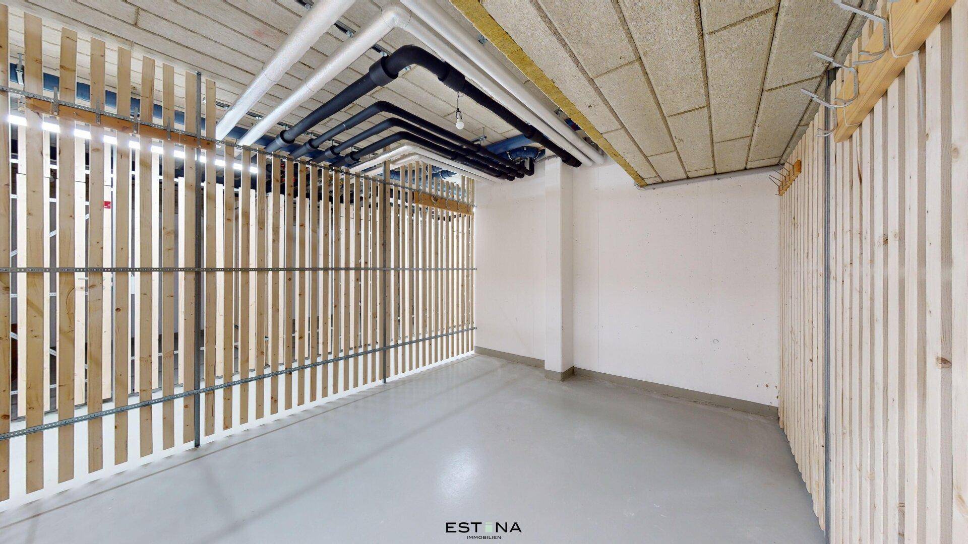 Praktischer Abstellraum im Keller mit Holzabtrennungen und sichtbaren Installationen.