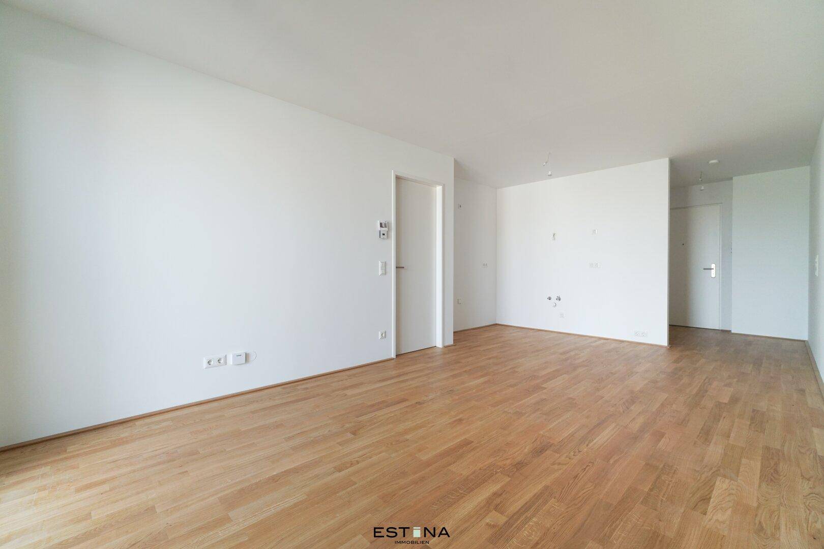 Geräumiger, leerer Raum mit hellen Wänden und hochwertigem Holzboden, bereit zur individuellen Gestaltung.
