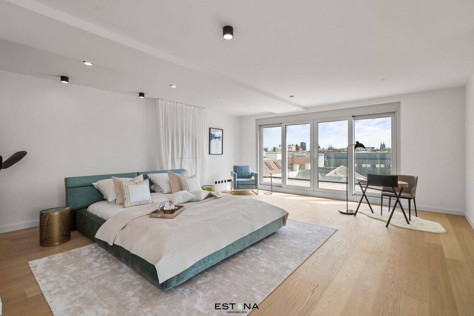 Helles Schlafzimmer mit großem Bett, Holzboden und bodentiefen Fenstern mit Stadtblick.