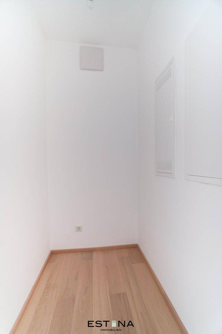 Kleiner Abstellraum mit hellem Parkettboden und weißen Wänden, ideal für zusätzlichen Stauraum.