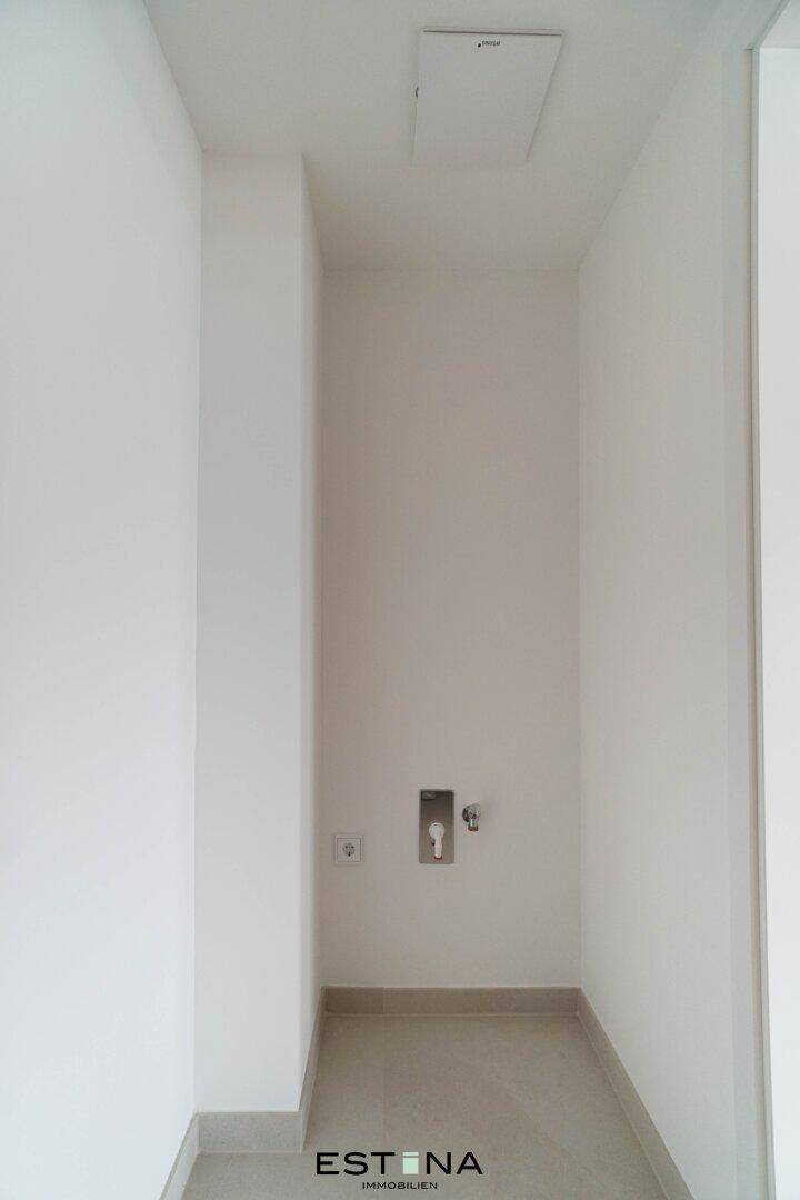 Praktischer Hauswirtschaftsraum mit Anschlüssen für Waschmaschine und Trockner.