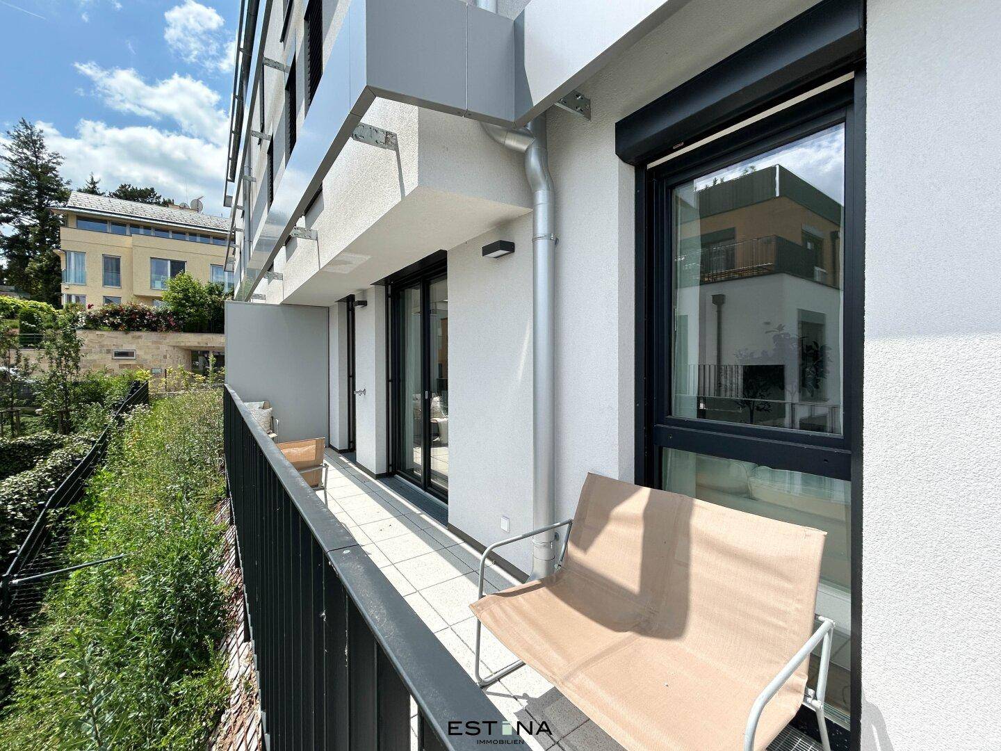 Schmaler Balkon mit Metallgeländer und Blick auf die Umgebung.