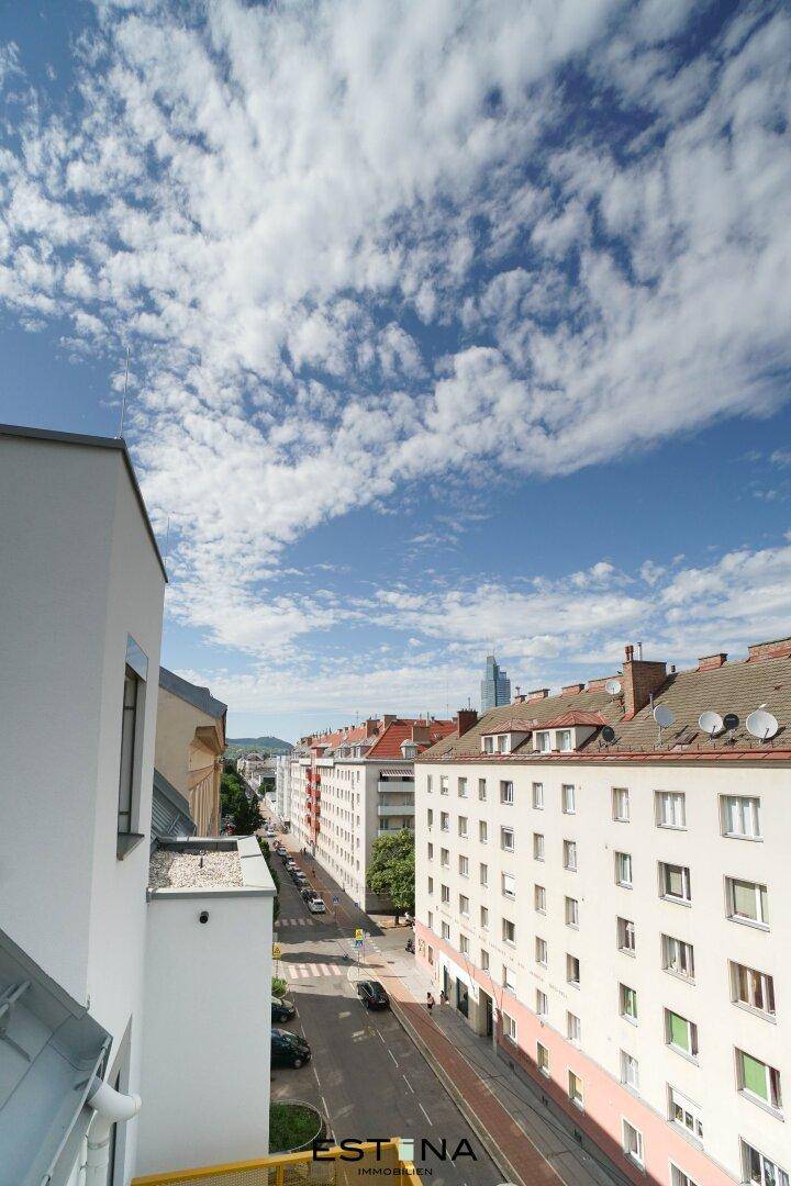 Weitblick über die Stadt mit Gebäuden und einem blauen Himmel.