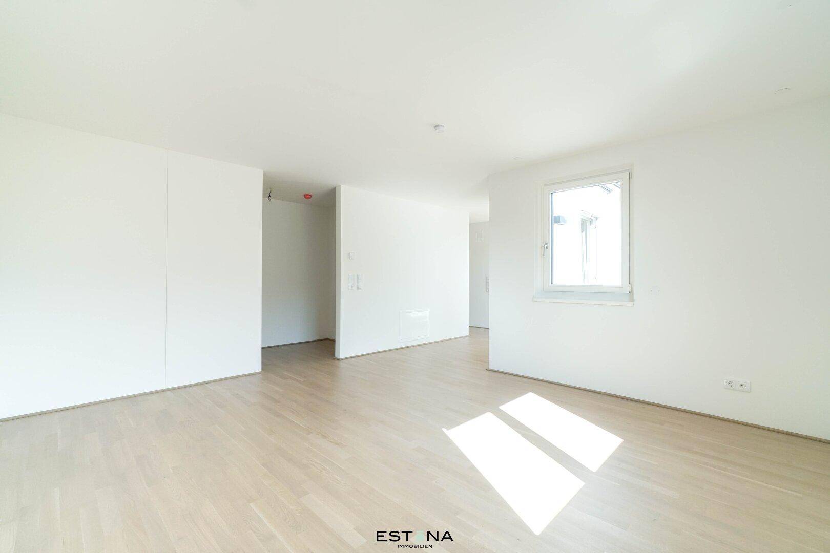 Geräumiges, helles Zimmer mit Parkettboden und weiß gestrichenen Wänden, ideal für individuelle Gestaltung.