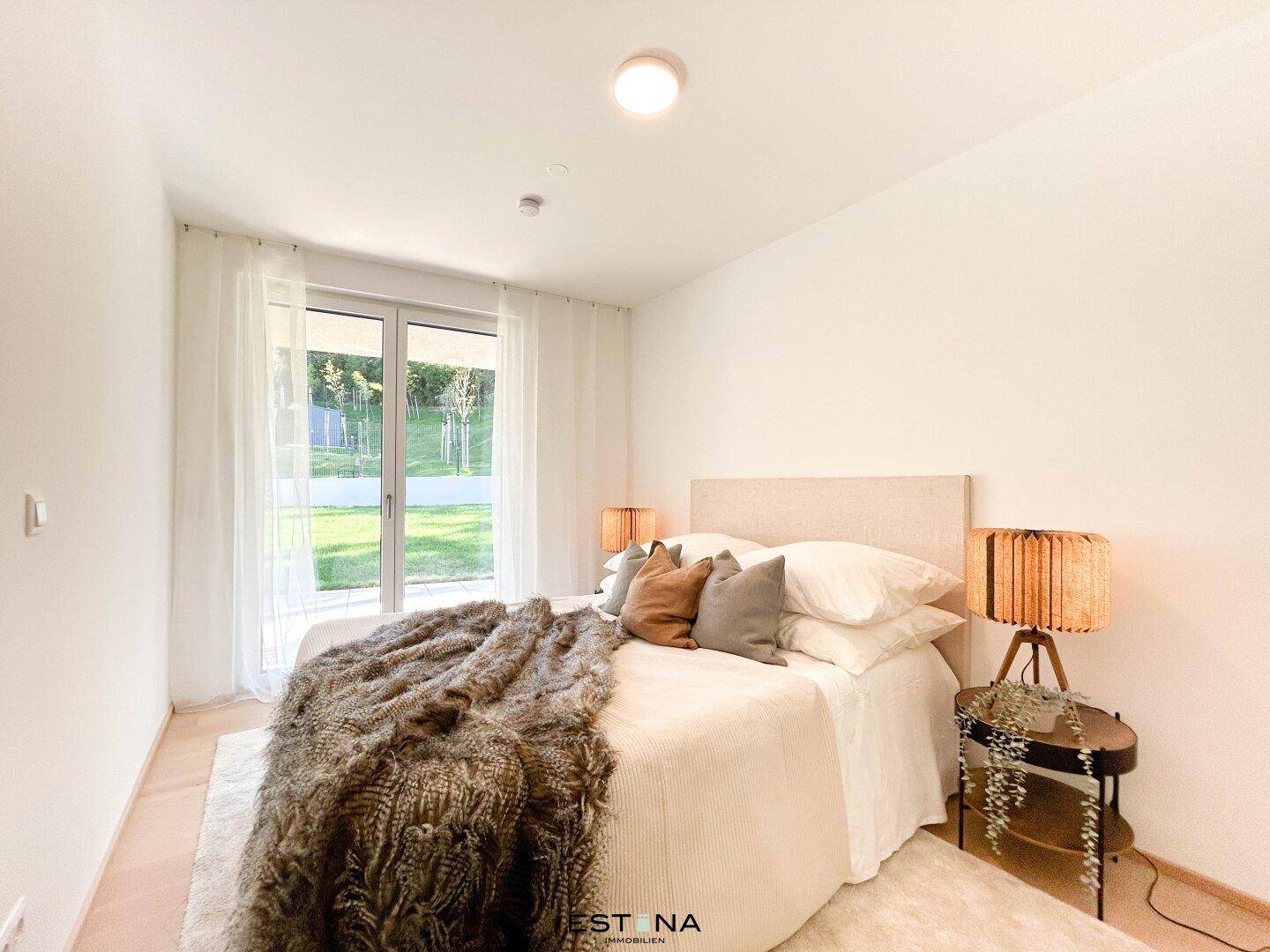 Gemütliches Schlafzimmer mit großem Fenster, das den Raum mit natürlichem Licht erfüllt.