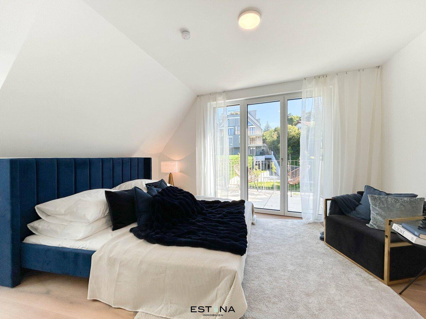 Helles Schlafzimmer mit Zugang zum Balkon, Holzboden und moderner Einrichtung.