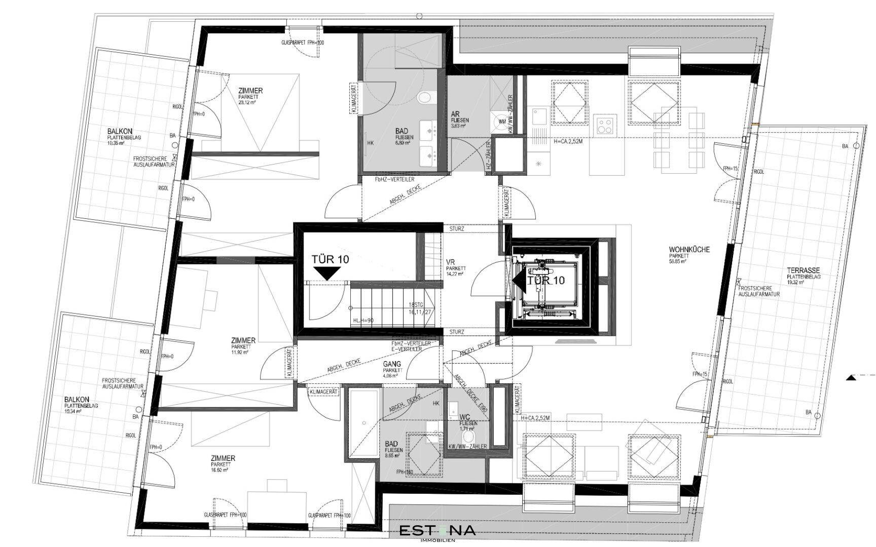Detaillierter Grundriss einer Wohnung mit mehreren Zimmern, Balkonen und einer Terrasse.