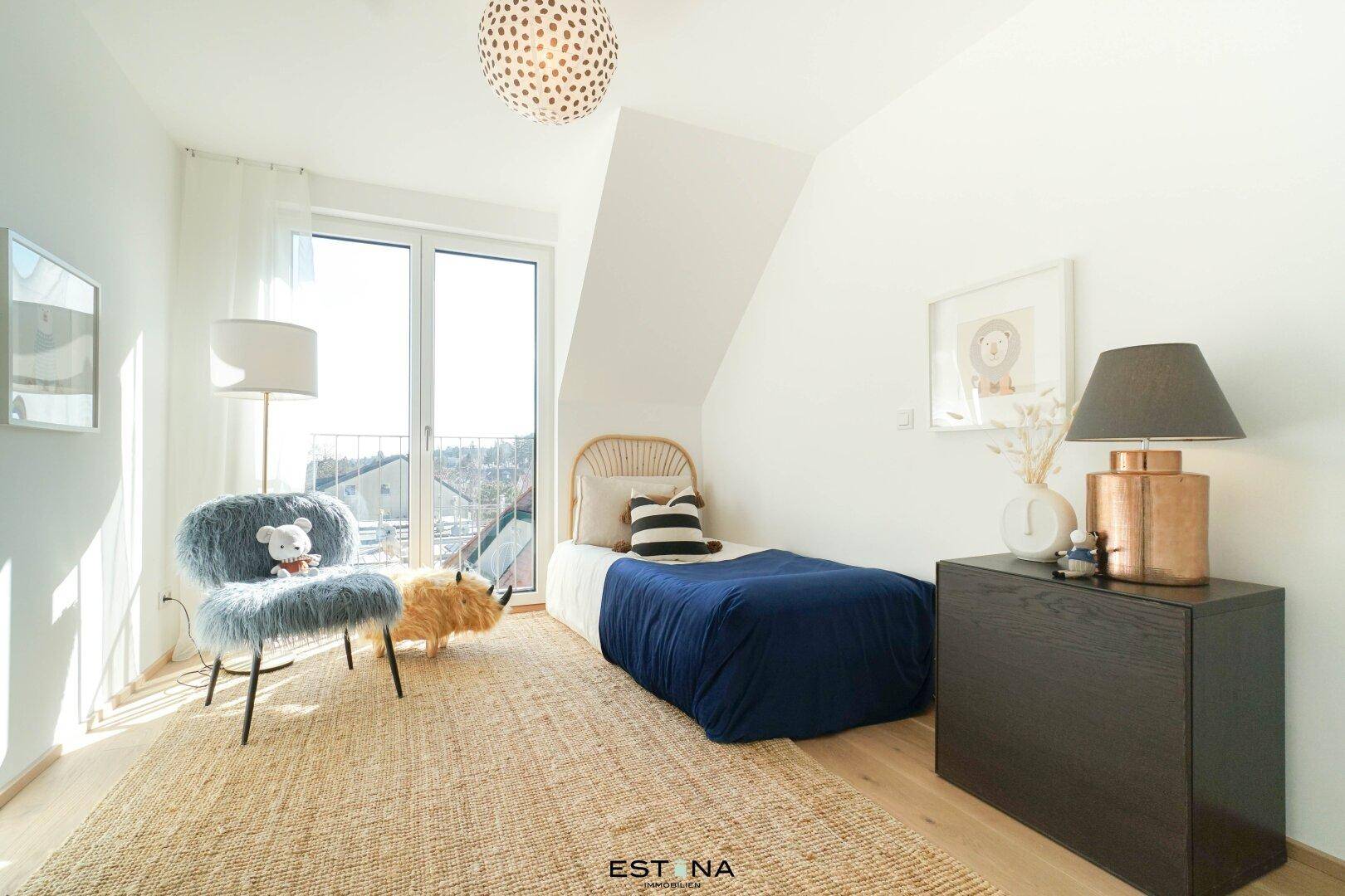 Helles Schlafzimmer mit Holzboden, Dachschräge und Zugang zum Balkon.