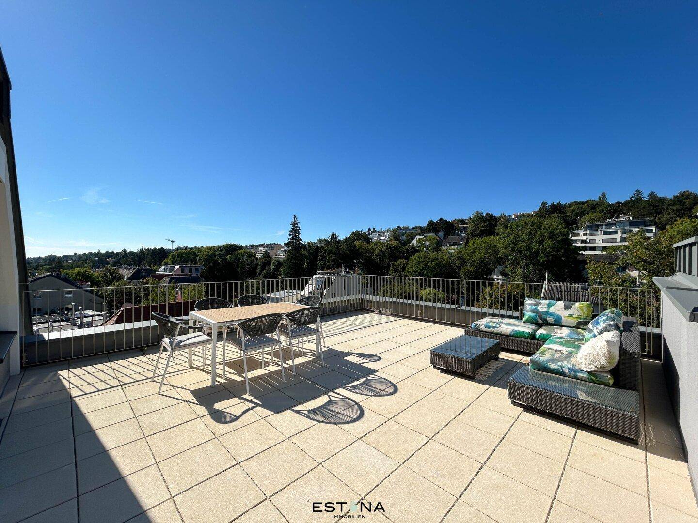 Große Dachterrasse mit Essbereich und Lounge-Möbeln, bietet eine weite Aussicht.