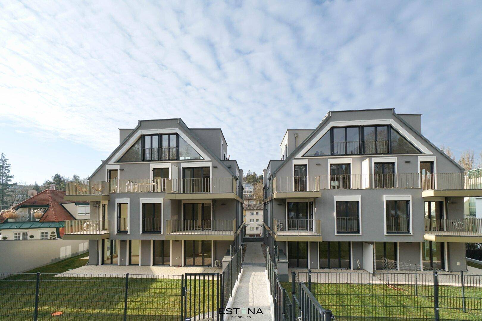 Moderne Wohngebäude mit ansprechender Architektur, großen Fenstern und Balkonen.