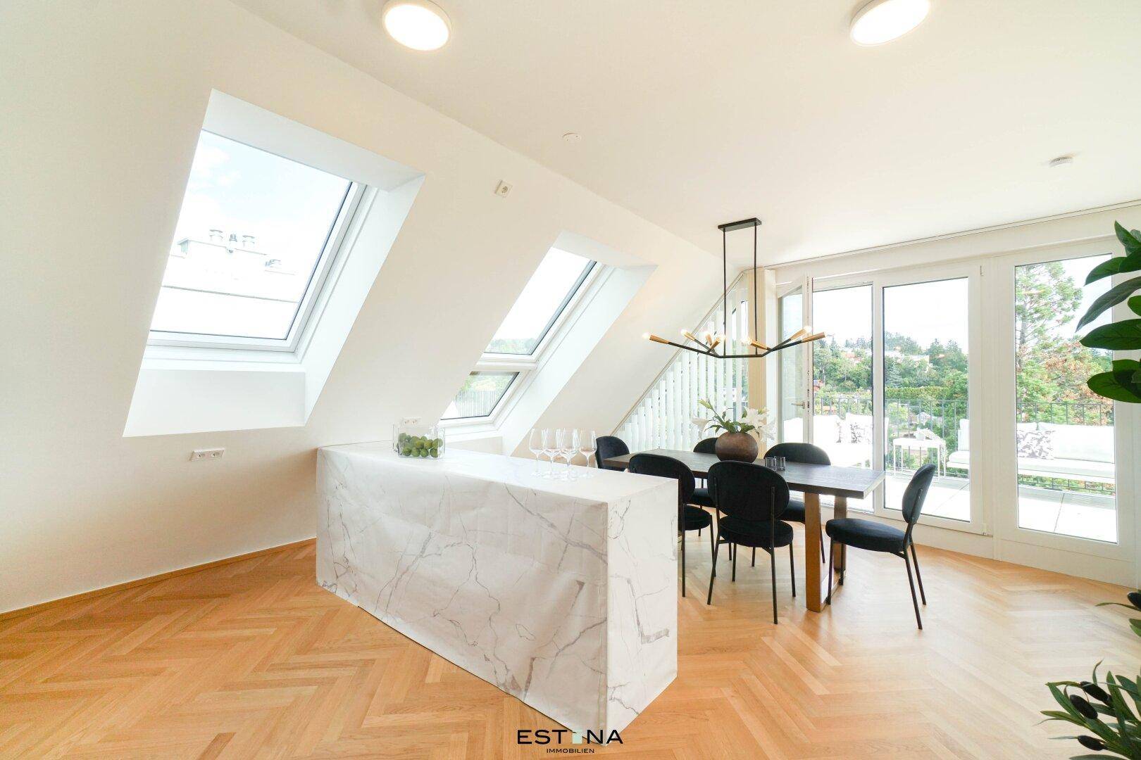 Essbereich mit moderner Kücheninsel, Holzboden und viel Tageslicht durch Fenster und Dachfenster.