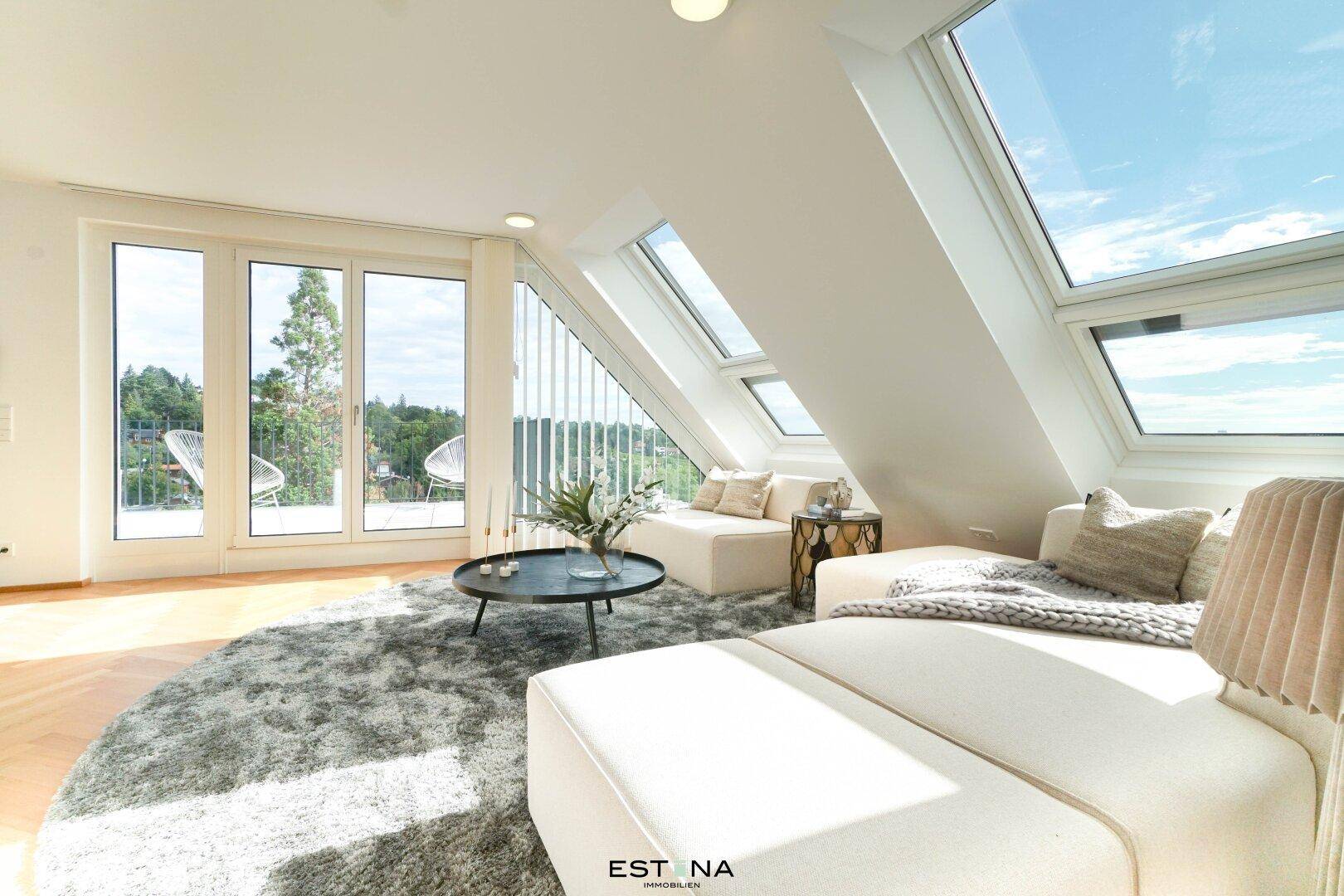 Heller Wohnbereich mit Zugang zum Balkon, großen Fenstern und schrägen Dachfenstern.