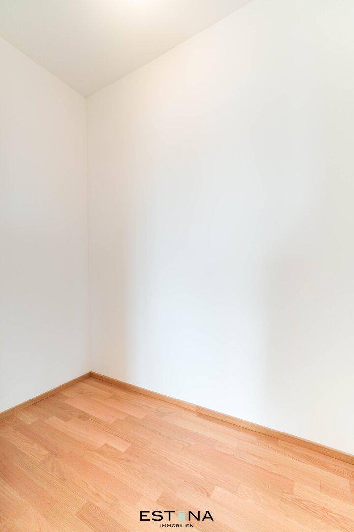 Leerer Raum mit Holzboden und weißen Wänden, vielseitig nutzbar.
