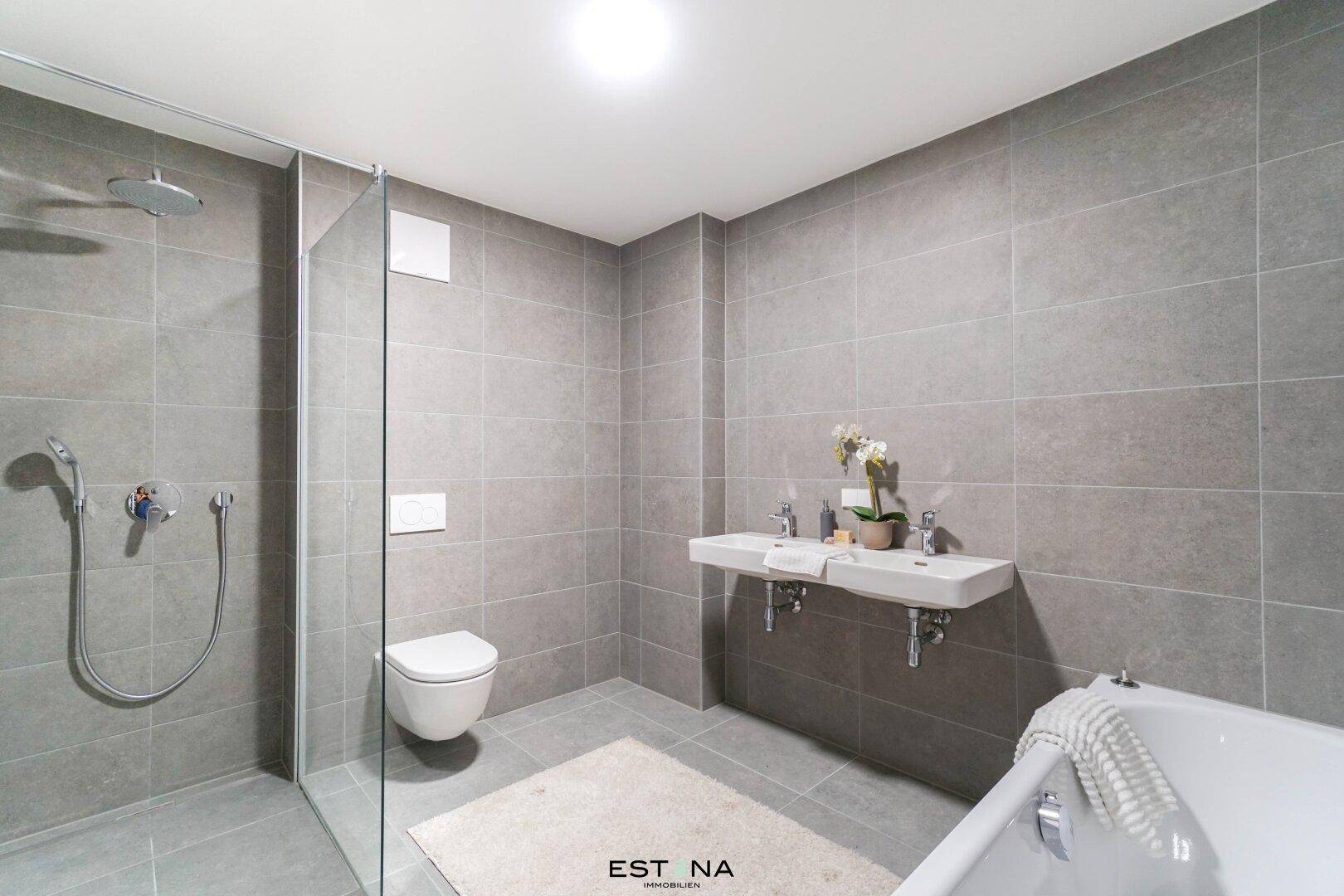 Modernes Badezimmer mit großer Dusche, Doppelwaschbecken und Badewanne.