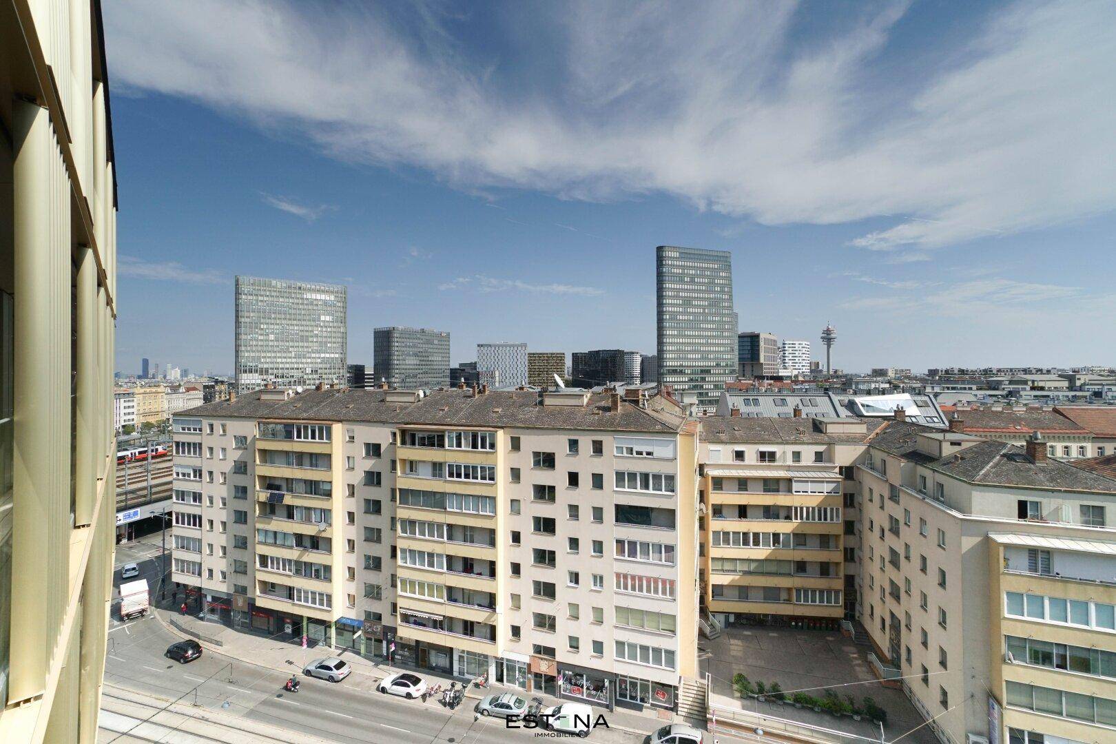 Panoramablick über die städtische Bebauung mit verschiedenen Wohngebäuden und Hochhäusern im Hintergrund.