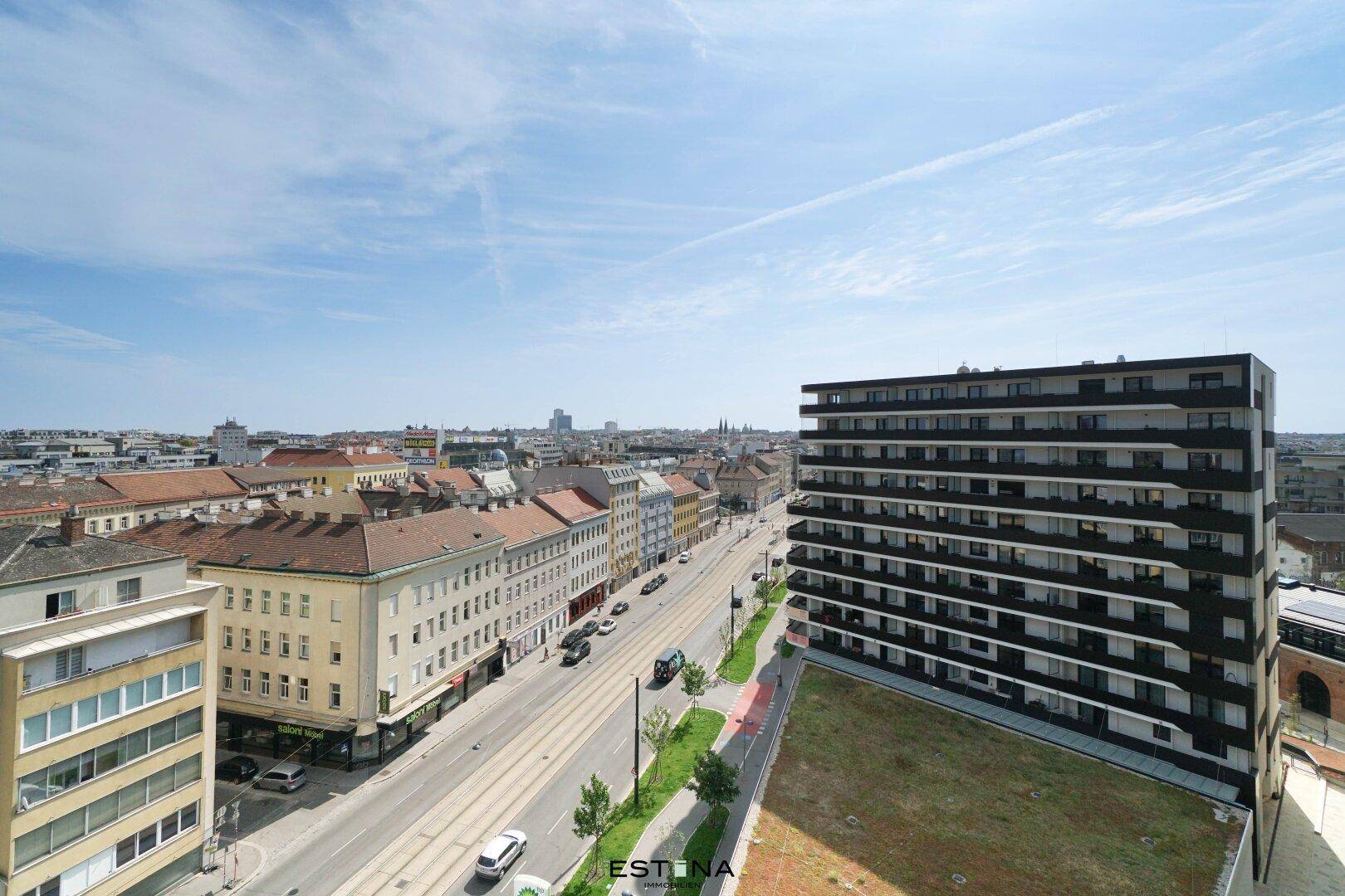 Weitläufiger Blick über die Stadt mit modernen Gebäuden und einer belebten Straße.