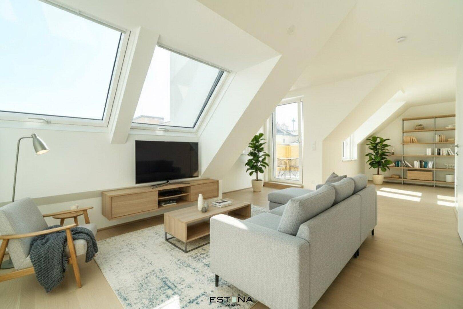 Lichtdurchflutetes Wohnzimmer mit gemütlichem Sofa, modernen Holzmöbeln und großen Dachfenstern.