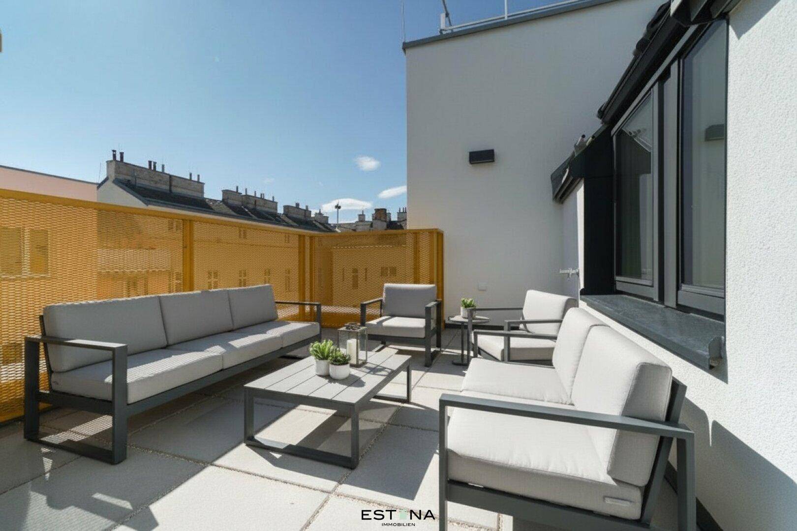 Geräumige Dachterrasse mit modernen Outdoor-Möbeln und Blick auf die umliegende Stadtlandschaft.