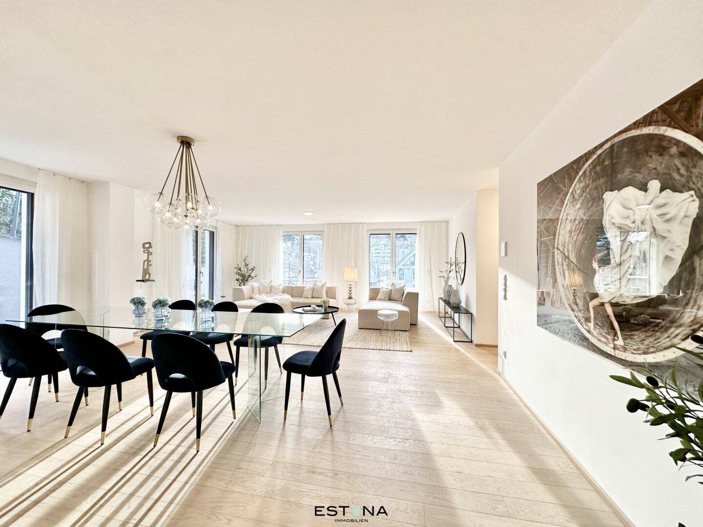 Geräumiger Wohn- und Essbereich mit viel Tageslicht und elegantem Glastisch.