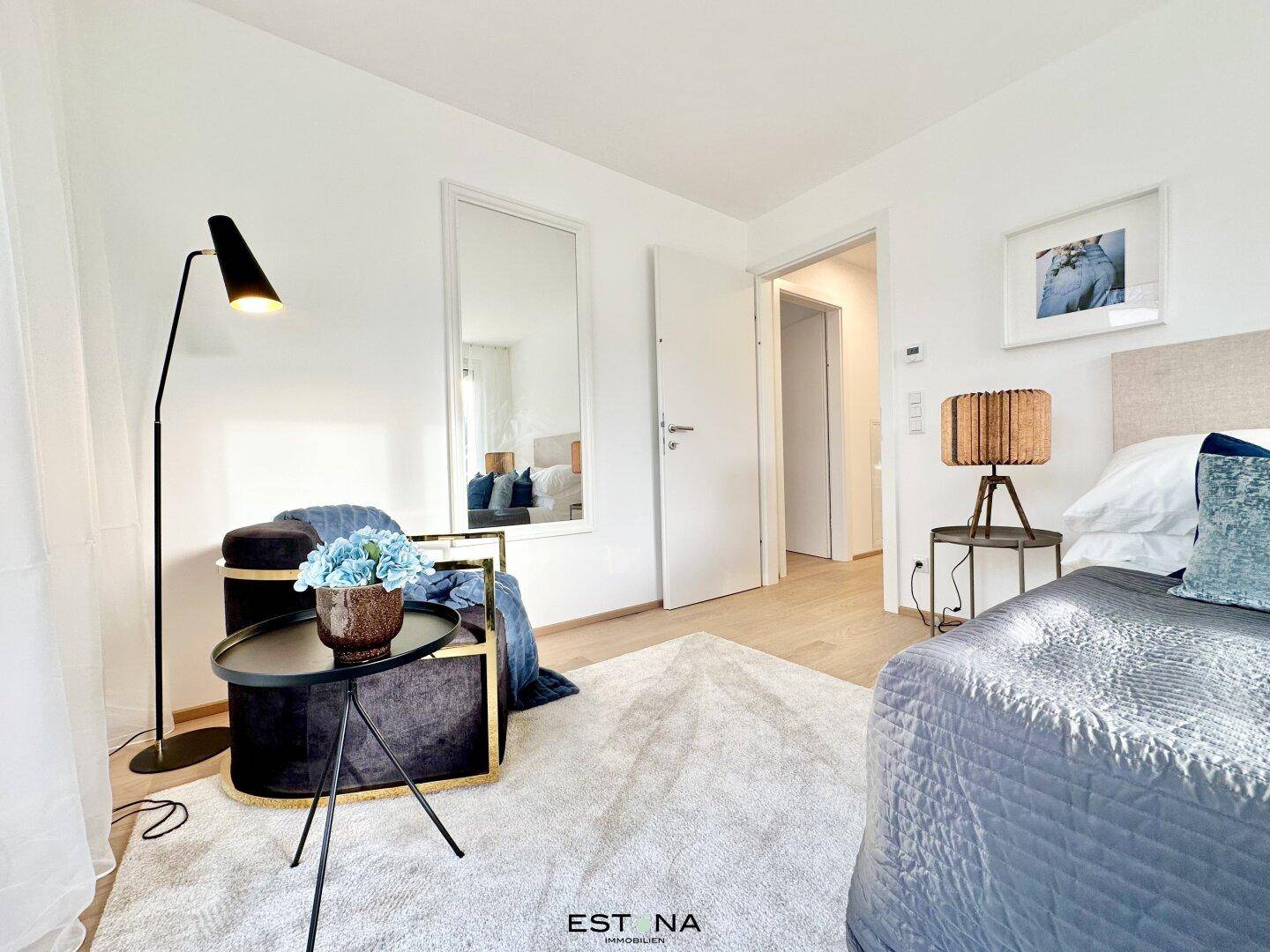 Modernes Schlafzimmer mit Teppichboden, stilvoller Einrichtung und viel Tageslicht.