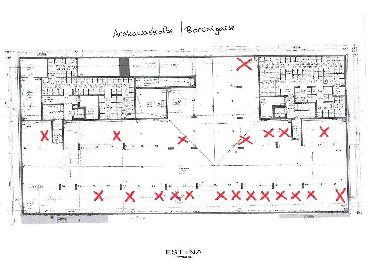Grundrissplan einer Tiefgarage mit markierten Parkplätzen und Zufahrtswegen.