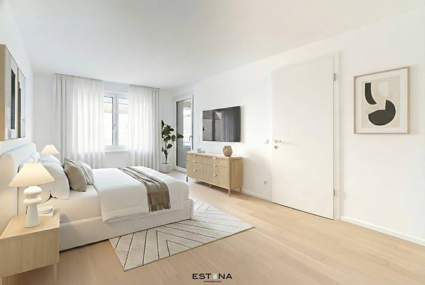 Geräumiges Schlafzimmer mit Holzboden, Wandfernseher und minimalistischer Einrichtung.