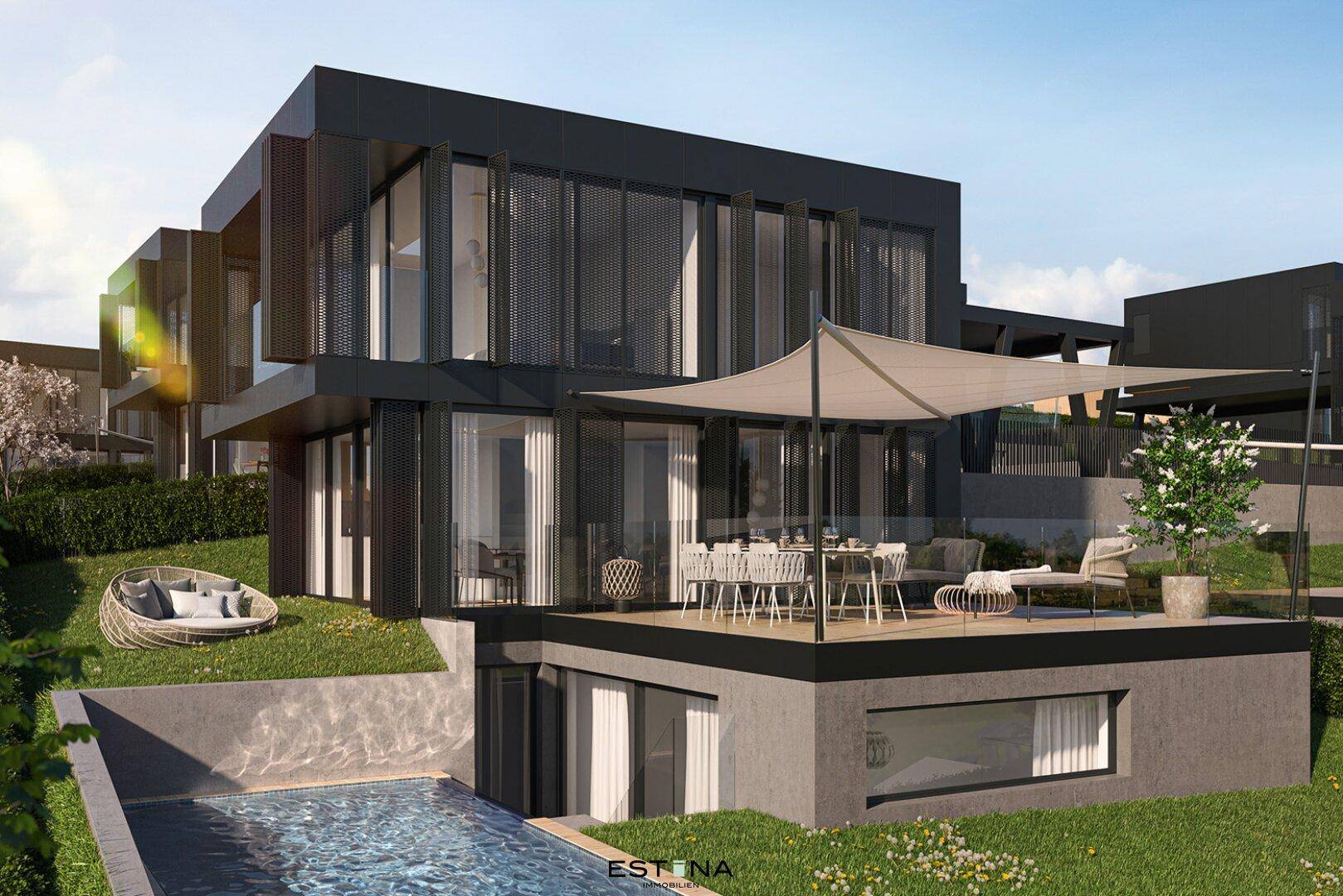 Elegante moderne Villa mit weitläufiger Terrasse, Pool und Grünflächen in Hanglage.