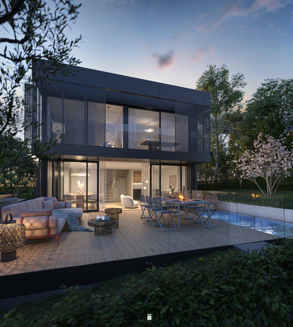 Moderne Villa mit großer Holzterrasse, Außenpool und gemütlichem Sitzbereich am Abend.