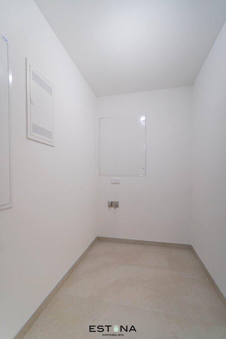 Kleiner, leerer Raum mit Fliesenboden, ideal als Abstellraum oder Speisekammer.