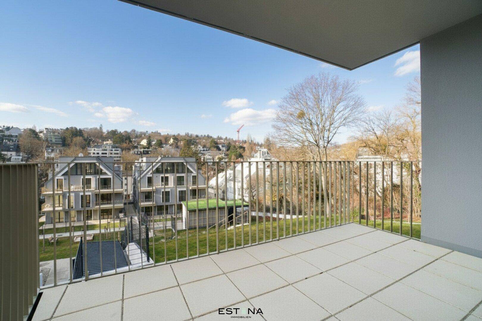 Geräumiger Balkon mit Fliesenboden und weitem Blick über die umliegende Wohngegend.